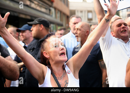 Rechtsextremisten aus der English Defence League (EDL) stehen sich außerhalb der Londoner Liverpool Street station Stockfoto