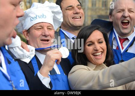 London England, 4. März 2014: Gewinner feiern das Ende der parlamentarischen Pfannkuchen-Rennen in Westminster. Bildnachweis: Siehe Li/Alamy Live News Stockfoto