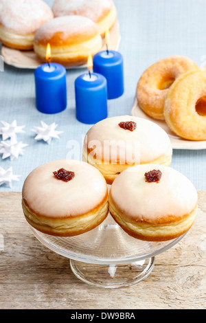 Donuts mit JamDonuts mit Marmelade Stockfoto