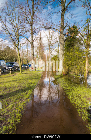 Überschwemmungen auf dem Weg bei Arundel, West Sussex, UK Stockfoto