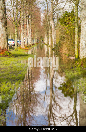 Überschwemmungen auf dem Weg bei Arundel, West Sussex, UK Stockfoto