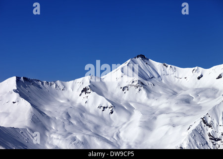 Abseits der Pisten verschneiten Hang und klaren blauen Himmel. Kaukasus, Georgien, Skigebiet Gudauri. Stockfoto