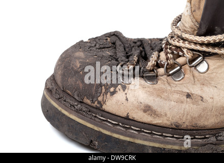 Alten schmutzigen Trekkingschuh isoliert auf weißem Hintergrund. Detailansicht. Stockfoto