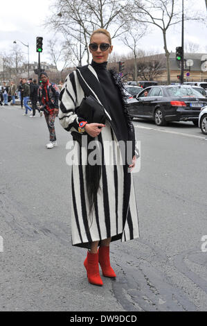 Elina Halimi Ankunft in der Start-und Landebahn Dior zeigen während der Paris Fashion Week - 28. Februar 2014 - Start-und Landebahn Manhattan/Celine Gaille/picture alliance Stockfoto