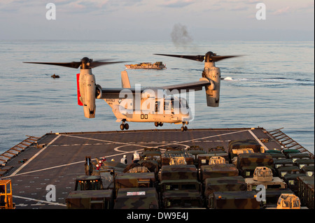 Ein Transportflugzeug der US-Marines v-22 Osprey zieht aus dem Flugdeck der USS Ashland im Flugbetrieb 28. Februar 2014 in das Ostchinesische Meer. Stockfoto