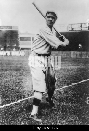 George Herman "Babe" Ruth Jr., posiert mit einer Fledermaus in seinem ersten Jahr mit den New York Yankees 1920. Stockfoto