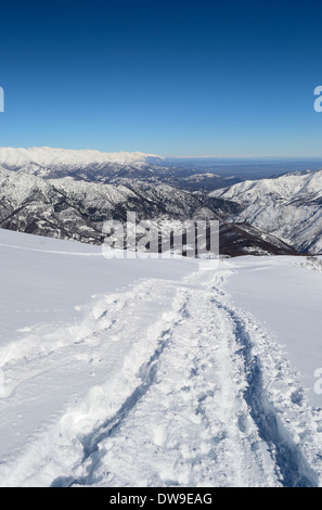 Skitouren verfolgt führt auf den Gipfel in malerischen Winterlandschaft. Italienischen Westalpen. Stockfoto