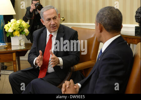 Washington DC, USA. 3. März 2014. Besuch des israelischen Ministerpräsidenten Benjamin Netanjahu (L) trifft sich mit US-Präsident Barack Obama im Weißen Haus in Washington, USA, am 3. März 2014. Israel braucht, um voranzukommen auf Friedensgespräche mit den Palästinensern einige "harten" Entscheidungen zu treffen, sagte US-Präsident Barack Obama der israelische Ministerpräsident Benjamin Netanyahu am Montag. Bildnachweis: Xinhua/Alamy Live-Nachrichten Stockfoto