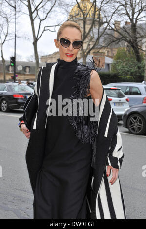 Elina Halimi Ankunft in der Start-und Landebahn Dior zeigen während der Paris Fashion Week - 28. Februar 2014 - Start-und Landebahn Manhattan/Celine Gaille/picture alliance Stockfoto