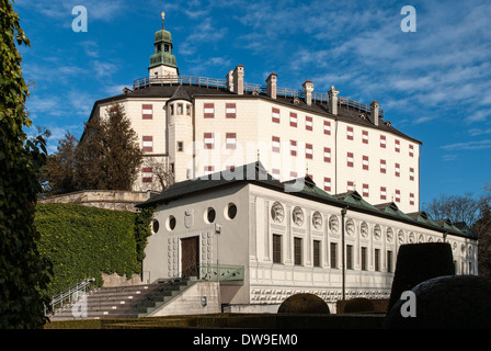 Blick auf das Renaissanceschloss Ambras, in der Nähe von Innsbruck, Österreich am 28. Dezember 2009. Stockfoto