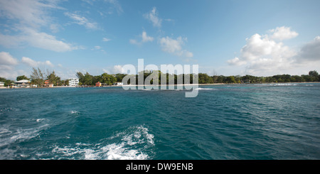 Meer mit Stadt im Hintergrund Utila Bay Islands Honduras Stockfoto