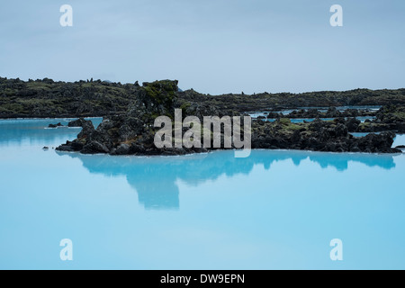 Steam hängt über dem blauen Wasser aus den thermischen Teichen durch das Kraftwerk in Svartsengi erstellt. Island Stockfoto