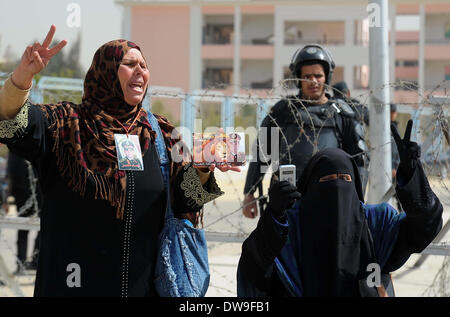 Kairo, Kairo, Ägypten. 3. März 2014. Ein pro-militärischen Regime weibliche Demonstrant Gesang während einer Protestaktion außerhalb der Police Academy, Kairo, am 4. März 2014. Mursi, stürzte im Juli von den militärischen, Gesichtern eine Vielzahl von Strafanzeigen und Samstag, in einem Fall, der lädt ihn und 130 andere über Prison Breaks, die einige 20.000 Insassen während der 18 Tage-Aufstand im Jahr 2011 freigegeben, dass gestürzte Autokraten Hosni Mubarak vor Gericht erschienen. Mursi selbst wurde in einem Gefängnisausbruch befreit, bevor Sie zu der Nation s erste frei gewählte Präsident © Mohammed Bendari/APA Images/ZUMAPRESS.com/Alamy Live-Nachrichten Stockfoto