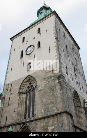 Ein Blick auf den Turm der Kathedrale Kirche in Bergen Norwegen Stockfoto