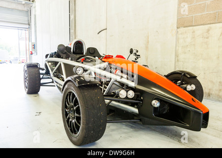 Ariel Atom Sportwagen in der garage Stockfoto