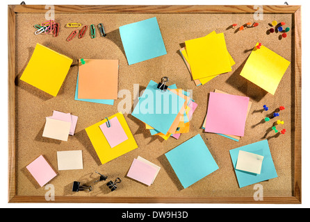 Blank bunt post-it Notes und Büromaterial auf Kork-Pinnwand. Stockfoto