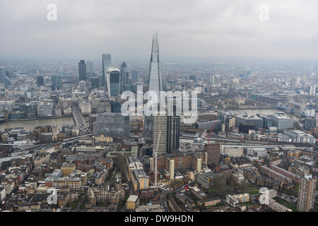 Luftaufnahme zeigt The Shard mit der City of London und die London Bridge im Hintergrund Stockfoto