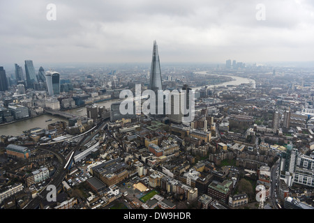 Luftaufnahme zeigt The Shard mit der City of London sichtbar und Canary Wharf im Hintergrund Stockfoto