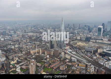 Luftaufnahme zeigt The Shard mit der City of London im Hintergrund Stockfoto