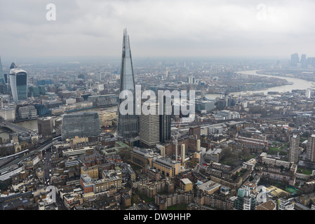 Luftaufnahme zeigt The Shard mit der City of London und Canary Wharf im Hintergrund Stockfoto
