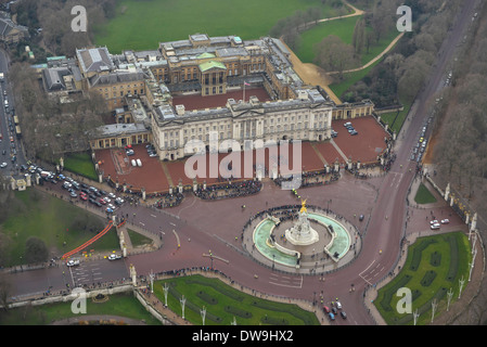 Luftaufnahme zeigt Menschenmassen vor dem Buckingham Palace, London, Vereinigtes Königreich Stockfoto