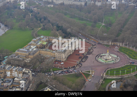 Eine größere Antenne Fotografieren zeigen Massen vor Buckingham Palace, London, Vereinigtes Königreich Stockfoto