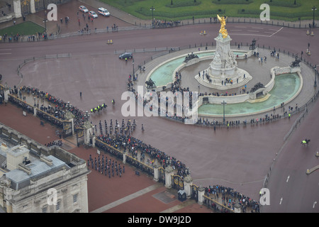 Luftaufnahme zeigt Menschenmassen vor dem Victoria Memorial am Buckingham Palace, London, Vereinigtes Königreich Stockfoto