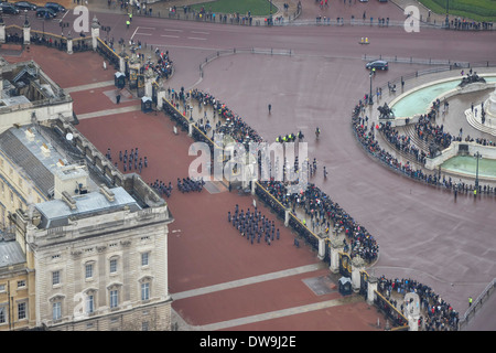 Luftaufnahme zeigt Menschenmassen vor dem Victoria Memorial am Buckingham Palace, London, Vereinigtes Königreich Stockfoto