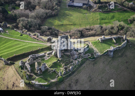 Luftaufnahme zeigt Corfe Castle, Dorset an einem sonnigen Wintertag Stockfoto