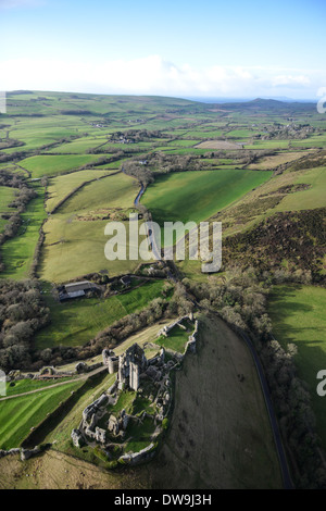 Luftaufnahme zeigt Corfe Castle, Dorset an einem sonnigen Wintertag Stockfoto