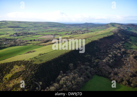 Luftbild zeigt die Landschaft in der Nähe von Corfe Castle, Dorset an einem sonnigen Wintertag Stockfoto