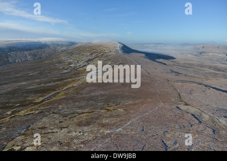 Luftbild mit Schnee bestäubt-Hügeln in den Yorkshire Dales, North Yorkshire an einem sonnigen Wintertag Stockfoto