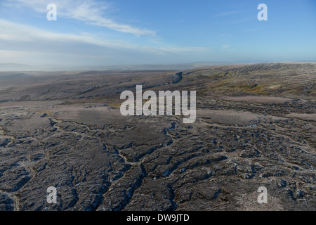 Luftbild mit Schnee bestäubt-Hügeln in den Yorkshire Dales, North Yorkshire an einem sonnigen Wintertag Stockfoto