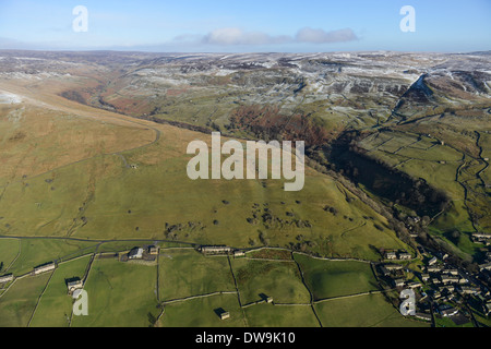 Luftaufnahme zeigt Gunnerside in den Yorkshire Dales im Winter mit verschneiten Gipfeln und ein Tal im Hintergrund Stockfoto