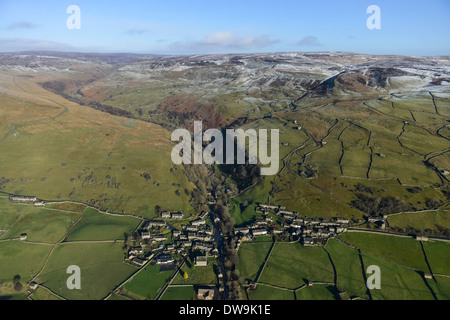 Luftaufnahme zeigt Gunnerside in den Yorkshire Dales im Winter mit verschneiten Gipfeln und ein Tal im Hintergrund Stockfoto