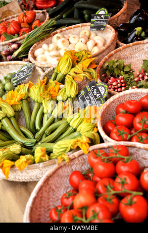 Wochenmarkt am Cours Saleya, Nizza, Côte d ' Azur, Frankreich. Stände mit frisch produzieren Stockfoto