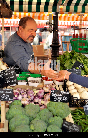 Wochenmarkt am Cours Saleya, Nizza, Côte d ' Azur, Frankreich. Stände mit frisch produzieren Stockfoto