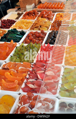 Wochenmarkt am Cours Saleya, Nizza, Côte d ' Azur, Frankreich. Stände mit frisch produzieren Stockfoto