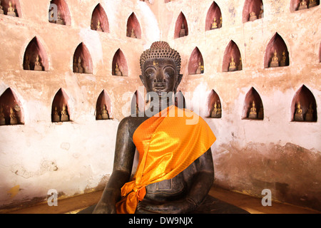 Buddha-Statue im Wat Si Saket in Vientiane, Laos. Stockfoto