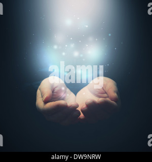 Offene Hände mit magischen Partikeln. Halten, geben, zeigt Konzept. Selektiven Fokus an den Fingern. Stockfoto