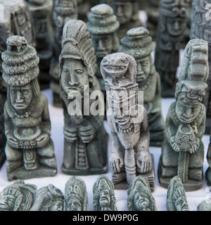 Anzeige der Skulpturen zum Verkauf am Marktstand Barrio El Centro Copan Copan Ruinas Honduras Stockfoto