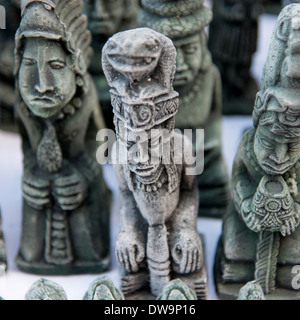 Anzeige der Skulpturen zum Verkauf am Marktstand Barrio El Centro Copan Copan Ruinas Honduras Stockfoto