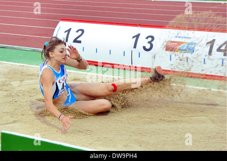 Sportlerin beteiligt sich an Frauen Dreisprung während der 2013 IAAF World Junior Championships am 12.-14. Juli 2013 in Donezk Stockfoto