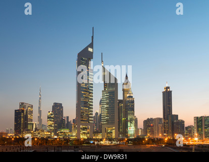 Abends Blick auf Skyline von Finanz- und Wirtschaft von Dubai in Vereinigte Arabische Emirate Stockfoto