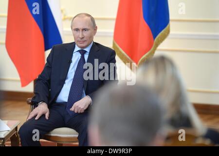 Moskau, Russland. 4. März 2014. Der russische Präsident Vladimir Putin spricht während einer Pressekonferenz in seinem Landsitz des Novo-Ogaryova außerhalb von Moskau am 4. März 2014. Geschehnisse in der Ukraine nur als verfassungswidrigen Putsch und bewaffnete Machtergreifung beschrieben werden könnte, sagte der russische Präsident Vladimir Putin am Dienstag. Bildnachweis: RIA Novosti/Xinhua/Alamy Live-Nachrichten Stockfoto