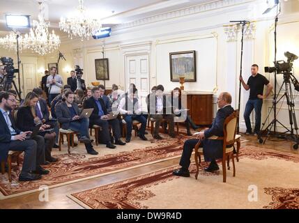 Moskau, Russland. 4. März 2014. Der russische Präsident Vladimir Putin spricht während einer Pressekonferenz in seinem Landsitz des Novo-Ogaryova außerhalb von Moskau am 4. März 2014. Geschehnisse in der Ukraine nur als verfassungswidrigen Putsch und bewaffnete Machtergreifung beschrieben werden könnte, sagte der russische Präsident Vladimir Putin am Dienstag. Bildnachweis: RIA Novosti/Xinhua/Alamy Live-Nachrichten Stockfoto