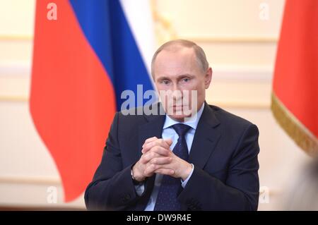 Moskau, Russland. 4. März 2014. Der russische Präsident Vladimir Putin spricht während einer Pressekonferenz in seinem Landsitz des Novo-Ogaryova außerhalb von Moskau am 4. März 2014. Geschehnisse in der Ukraine nur als verfassungswidrigen Putsch und bewaffnete Machtergreifung beschrieben werden könnte, sagte der russische Präsident Vladimir Putin am Dienstag. Bildnachweis: RIA Novosti/Xinhua/Alamy Live-Nachrichten Stockfoto