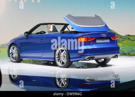 Genf, Schweiz. 4. März 2014. Ein Audi S3 Cabrio wird während der ersten Pressetag der Genfer Automobilsalon in Genf, Schweiz, 4. März 2014 in der Palexpo-Ausstellungshalle präsentiert. Der 84. Genfer Motor Show 2014 findet vom 06. bis 16. März 2014. Foto: Uli Deck/Dpa/Alamy Live News Stockfoto