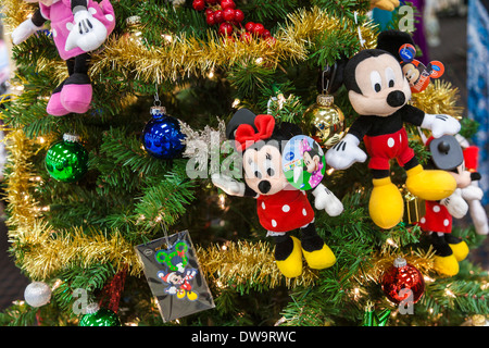 Mickey und Minnie Mouse geschmückter Weihnachtsbaum hängen Stockfoto