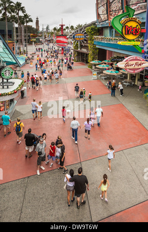 Parkbesucher betreten CityWalk in Universal Studios in Orlando, Florida Stockfoto